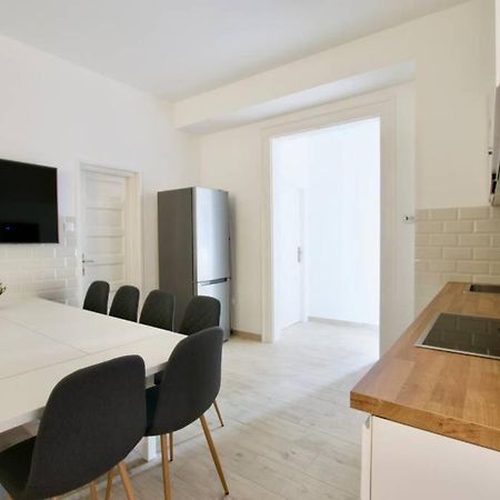 Premium Apartment By Hi5 - Astoria 4 Bedroom Boedapest Buitenkant foto