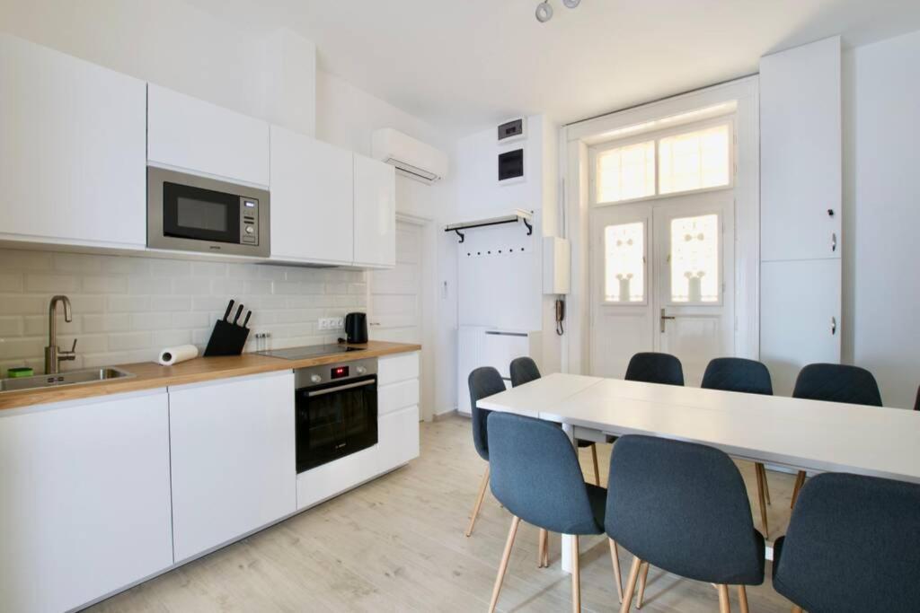 Premium Apartment By Hi5 - Astoria 4 Bedroom Boedapest Buitenkant foto