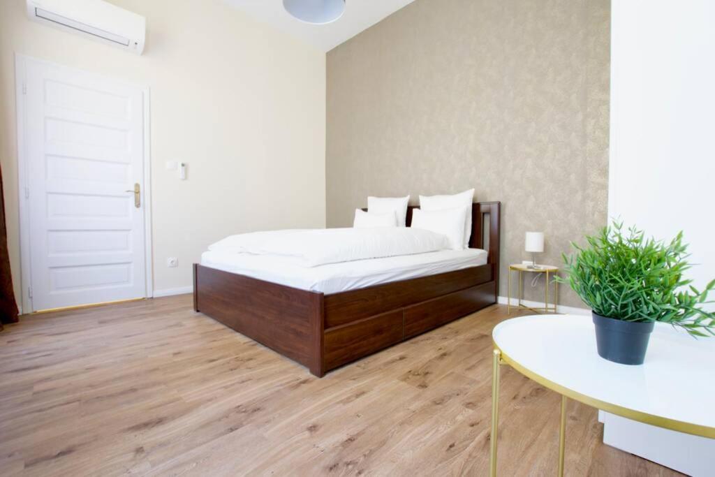 Premium Apartment By Hi5 - Astoria 4 Bedroom Boedapest Buitenkant foto