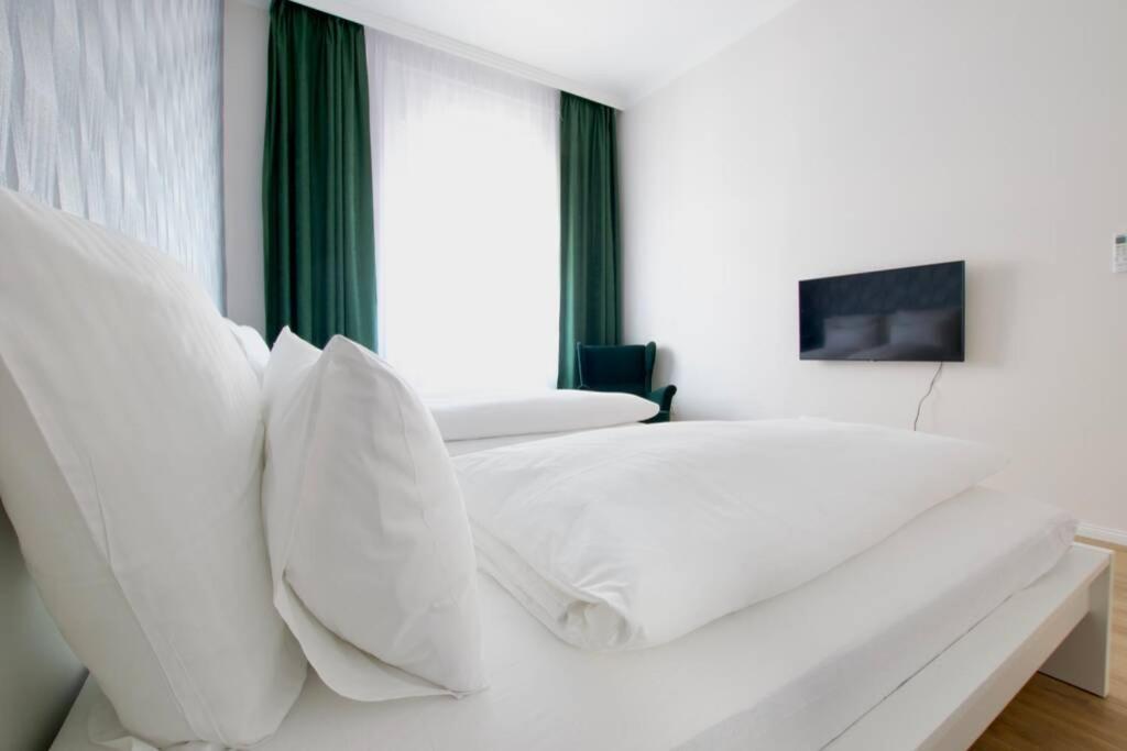 Premium Apartment By Hi5 - Astoria 4 Bedroom Boedapest Buitenkant foto