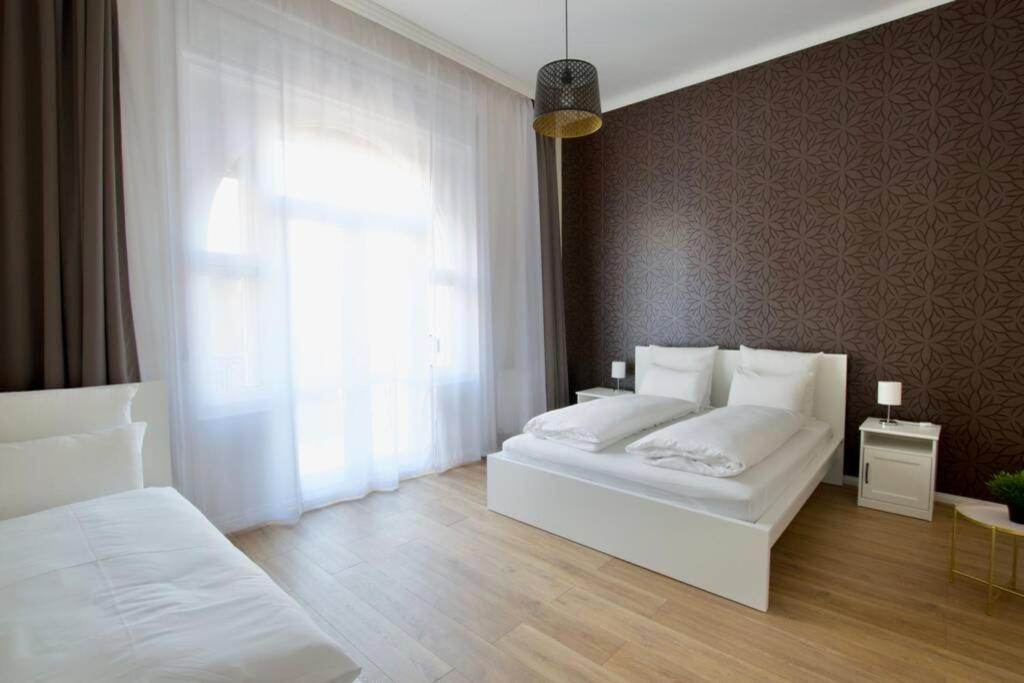 Premium Apartment By Hi5 - Astoria 4 Bedroom Boedapest Buitenkant foto