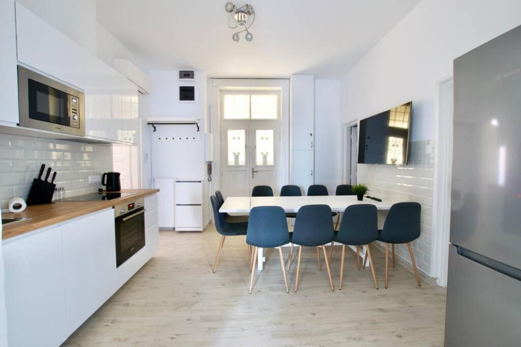 Premium Apartment By Hi5 - Astoria 4 Bedroom Boedapest Buitenkant foto