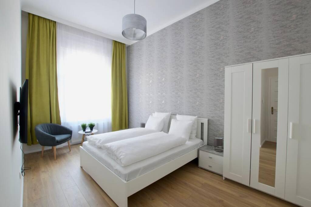 Premium Apartment By Hi5 - Astoria 4 Bedroom Boedapest Buitenkant foto