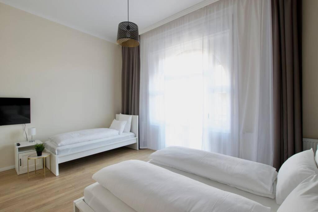 Premium Apartment By Hi5 - Astoria 4 Bedroom Boedapest Buitenkant foto